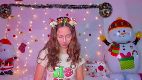 littlee_emma_ online show from December 23, 3:07 am