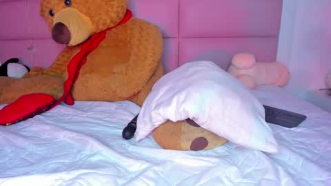 littlee_emma_ online show from December 2, 7:10 am