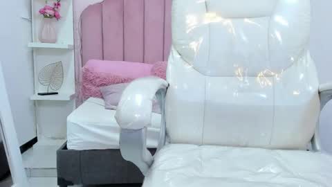 Snapshot of littlesofii chatting on October 1, 12:04 am sofii online show from October 1, 12:04 am