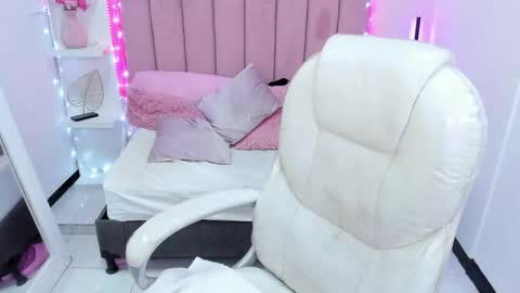 Snapshot of littlesofii chatting on October 2, 9:09 pm sofii online show from October 2, 9:09 pm