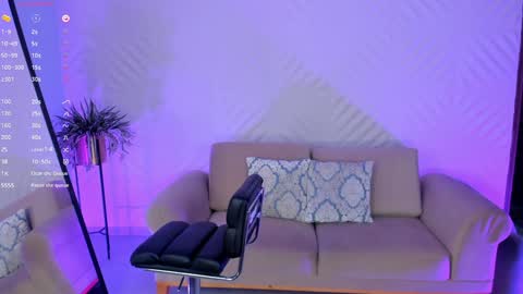 Snapshot of lizzhamilton_ chatting on December 11, 11:00 pm Lizzi online show from December 11, 11:00 pm