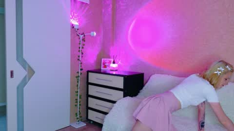 llovelymia online show from August 9, 3:03 am