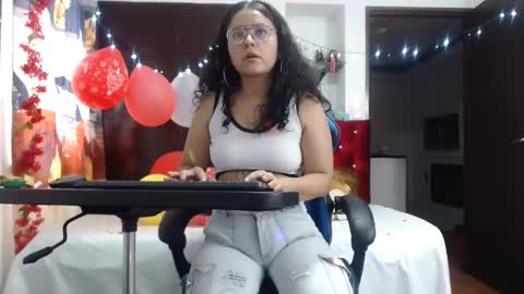 Snapshot of lola_fiery chatting on December 6, 7:33 pm lola_fiery online show from December 6, 7:33 pm