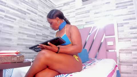 Lola online show from December 30, 11:15 am