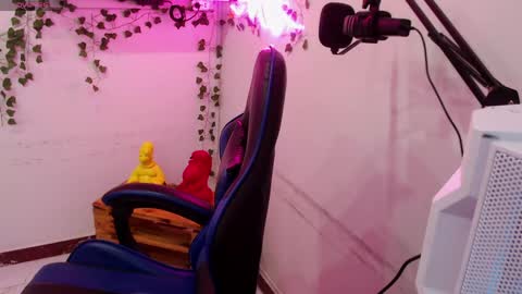 Lola  online show from June 9, 12:59 pm