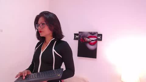 Snapshot of lolaandcamille chatting on October 27, 7:08 pm lolaandcamille online show from October 27, 7:08 pm