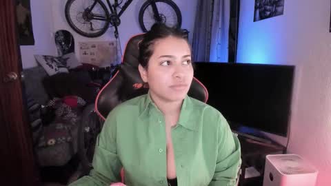 lolaasmith_21 online show from March 23, 8:15 pm