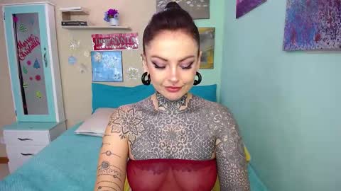 Snapshot of lolabrouse__ chatting on December 23, 7:20 pm Lola online show from December 23, 7:20 pm