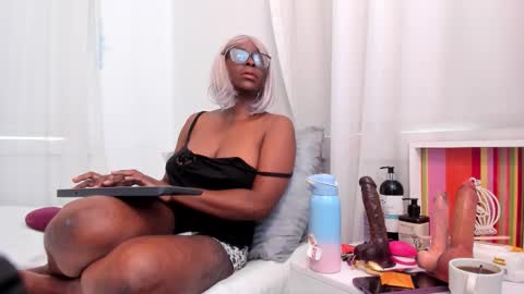 lola online show from September 17, 12:47 pm