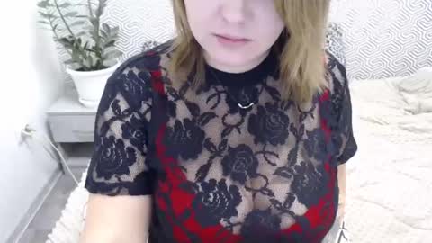Snapshot of lolamyr chatting on December 3, 7:52 am kiss online show from December 3, 7:52 am
