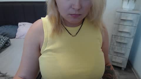 Snapshot of lolamyr chatting on October 4, 7:25 am kiss online show from October 4, 7:25 am