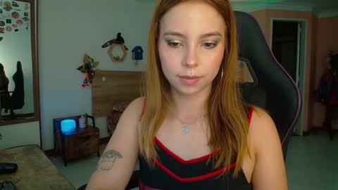 Snapshot of lolaverse chatting on October 31, 6:01 pm Lola doll online show from October 31, 6:01 pm