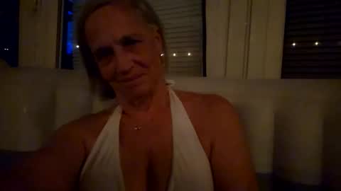 Snapshot of lonelylana1955 chatting on October 14, 11:40 pm lonelylana1955 online show from October 14, 11:40 pm