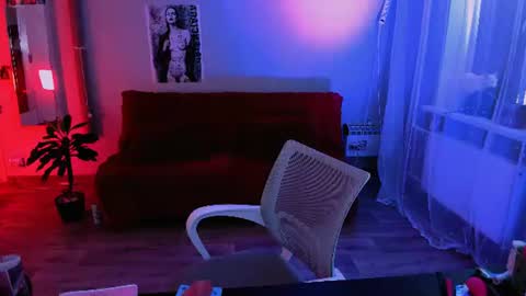 Lora Cain online show from June 12, 1:41 pm
