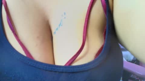 Snapshot of loren_44tits chatting on February 21, 9:43 pm Loren online show from February 21, 9:43 pm