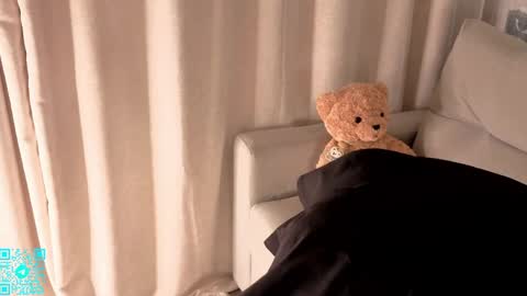 Chloe for Fan BlackHole online show from April 19, 6:10 pm