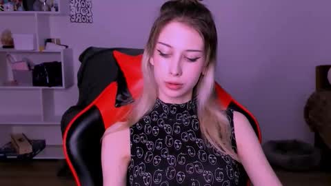 Lori online show from October 11, 7:49 pm