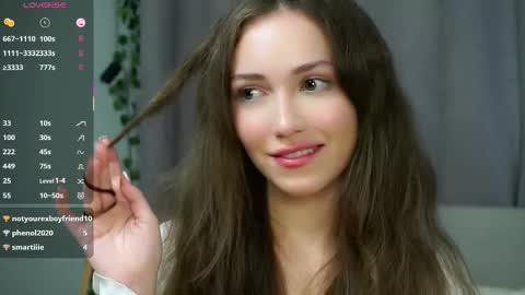 Snapshot of loriamarzinske chatting on October 1, 9:53 pm Naomi online show from October 1, 9:53 pm