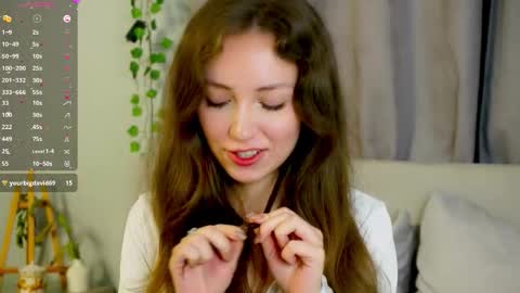 Snapshot of loriamarzinske chatting on October 15, 9:50 pm Naomi online show from October 15, 9:50 pm