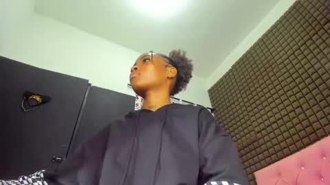 Instagram  Dahiara-Cristal....... facebook ---lore-oficial ...    online show from February 20, 2:46 pm