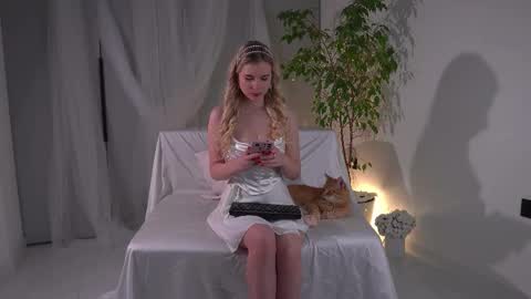 Lorrie online show from November 17, 7:20 am