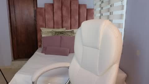 Snapshot of lou_rosse chatting on February 25, 8:00 pm Lou Rosse online show from February 25, 8:00 pm