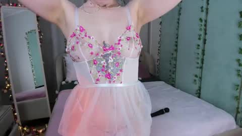 Snapshot of love_is_lola chatting on February 11, 1:10 am Lola online show from February 11, 1:10 am