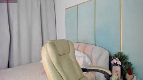 Snapshot of love_is_lola chatting on January 12, 1:11 am Lola online show from January 12, 1:11 am