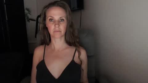 Snapshot of love_on_ chatting on October 23, 12:05 am LoVe On  online show from October 23, 12:05 am