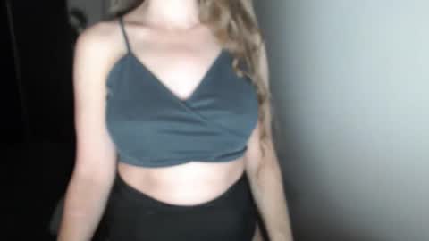 Snapshot of love_on_ chatting on October 25, 11:40 am LoVe On  online show from October 25, 11:40 am