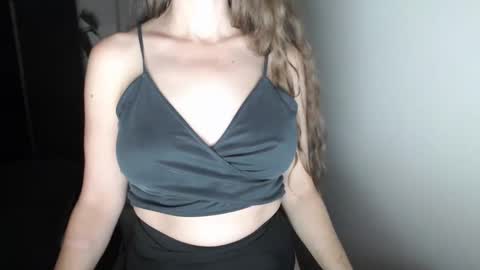 Snapshot of love_on_ chatting on October 24, 1:45 am LoVe On  online show from October 24, 1:45 am