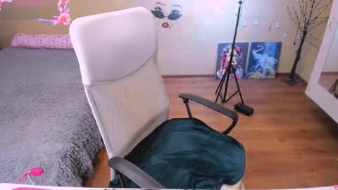 cat-girl online show from September 19, 1:10 pm