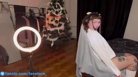 Snapshot of lovelorn_ chatting on December 20, 6:08 am Elsa online show from December 20, 6:08 am