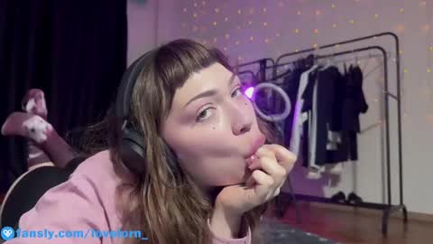 Snapshot of lovelorn_ chatting on December 12, 12:33 pm Elsa online show from December 12, 12:33 pm