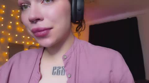 Snapshot of lovelorn_ chatting on December 2, 7:10 am Elsa online show from December 2, 7:10 am