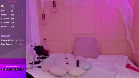 Snapshot of lovely_emma18 chatting on October 27, 1:17 pm Emma online show from October 27, 1:17 pm