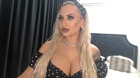 Snapshot of lovelyblondyxxx chatting on December 11, 11:21 pm PrAllinXXXa online show from December 11, 11:21 pm