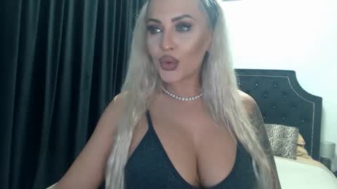 Snapshot of lovelyblondyxxx chatting on December 2, 11:38 pm PrAllinXXXa online show from December 2, 11:38 pm