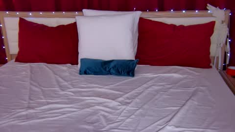 Snapshot of lovelycaroline_ chatting on October 28, 2:28 am Caroline online show from October 28, 2:28 am