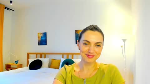 Mia online show from December 10, 10:38 am