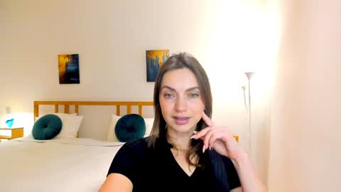 Mia online show from December 11, 4:31 pm