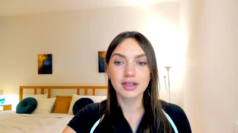 Mia online show from December 7, 2:46 pm
