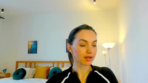 Mia online show from December 16, 7:48 am