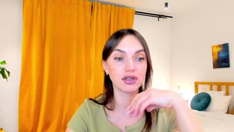 Mia online show from December 13, 1:01 pm