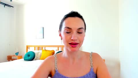 Mia online show from December 17, 11:17 am