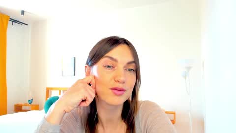 Mia online show from December 9, 11:15 am