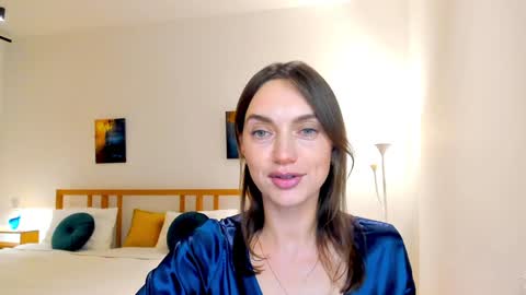 Mia online show from December 5, 7:06 pm