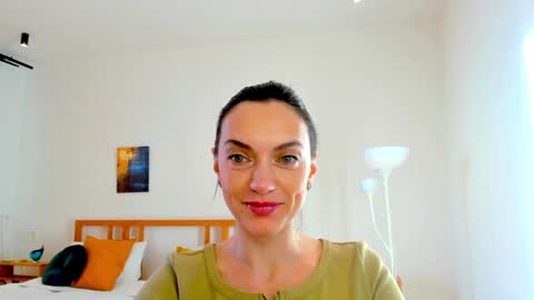 Mia online show from December 14, 6:13 am