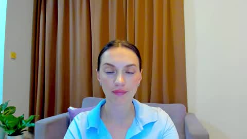 Mia online show from October 17, 11:46 am