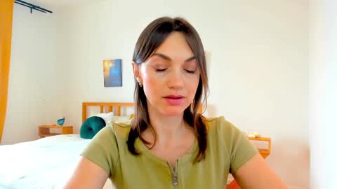 Mia online show from December 18, 9:04 am